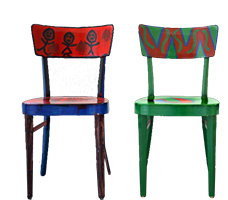 Zwei bunte Stühle laden zum Platz nehmen ein