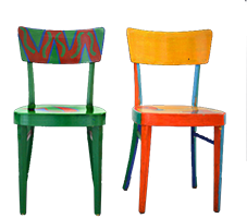 Zwei bunte Stühle laden zum Platz nehmen ein