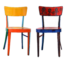 Zwei bunte Stühle laden zum Platz nehmen ein