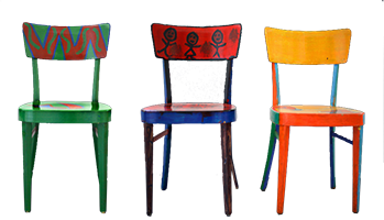 Drei bunte Stühle laden zum Platz nehmen ein