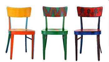 Drei bunte Stühle laden zum Platz nehmen ein